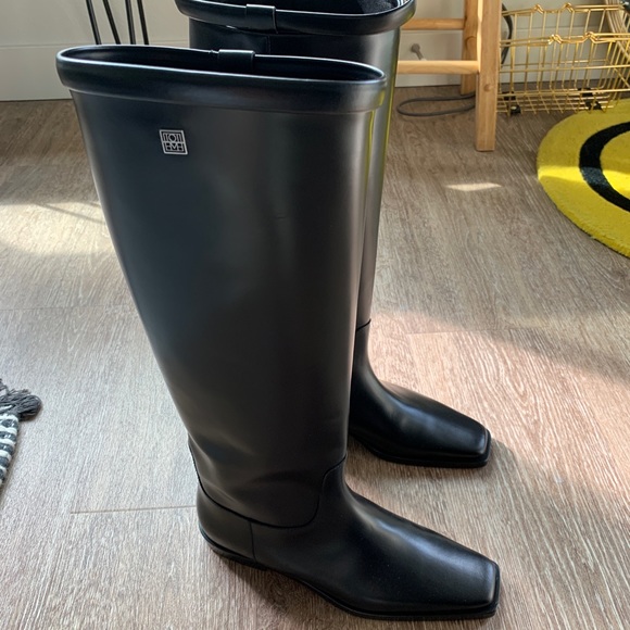 toteme flat boot